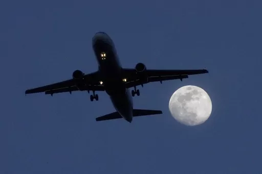 A commercial airliner approaches Chicago's O'Hare International Airport, Feb. 21, 2024, in Norridge, Ill. Cracked windshields on jetliners and engine problems that cause flight delays don't normally attract much attention, but routine and rare problems with passenger planes are attracting an unusual amount of news coverage. (AP Photo/Charles Rex Arbogast, File)