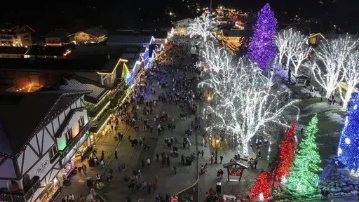 People walk along Front Street on Friday, Nov. 29, 2024, in Leavenworth, Wash. (AP Photo/Jenny Kane)